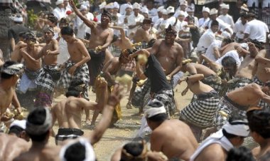 Perang Tipat Bantal Desa Kapal, Tradisi Memuliakan Ibu Pertiwi