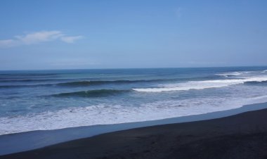 Pesona Pantai Nyanyi Begitu Menakjubkan