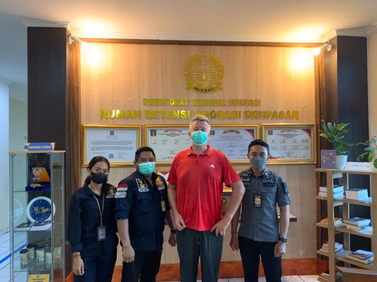 WN Jerman Pembuat Onar dI Gianyar dan WN Denmark Eks Napi Penodaan Agama dI Buleleng DIDeportasi RUDENIM DENPASAR