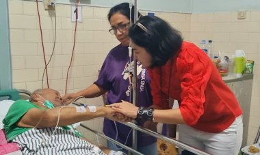 Tebar Kebaikan Bagi Sesama, Winie Kaori Bawakan Kursi Roda Gratis