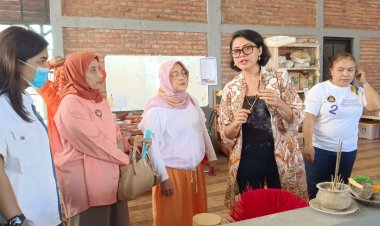 Promosikan Produk Bali, Ibu Dharma Wanita Borong Tas Endek hingga Dupa Aromaterapi di Kaori Alam Nusantara
