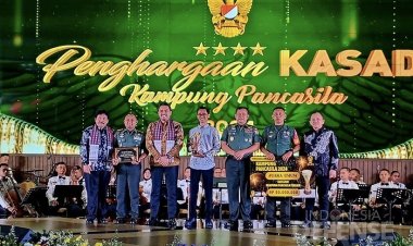 KASAD memberikan Awards Kampung Pancasila