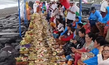 Upacara Penyucian Keguguran, Tradisi Warak Kruron di Pantai Masceti