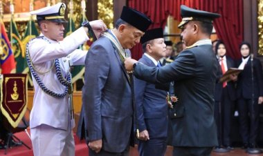 Menhan Sjafrie Terima Tanda Kehormatan Tertinggi dari TNI