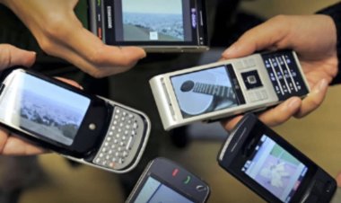 Tren Baru! Masyarakat Setengah Tua Kembali Gunakan 'Dumb Phone' untuk Kurangi Ketergantungan Layar