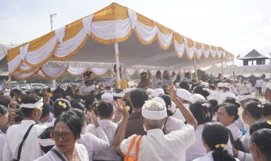 Ribuan Umat Hindu Ikuti Pengelukatan Banyu Pinaruh Serentak di Tiga Lokasi Bali