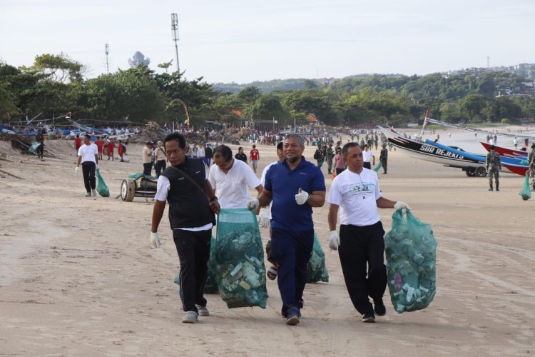 PLN Indonesia Power UBP Bali Turun ke Pantai Kedonganan, Perkuat Dukungan Gerakan ASRI Lewat Aksi Bersih Laut