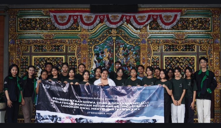 Tingkatkan Kesiapsiagaan Darurat, Mahasiswa FKIK Warmadewa Bekali Siswa SMAN 4 Denpasar Pelatihan BHD