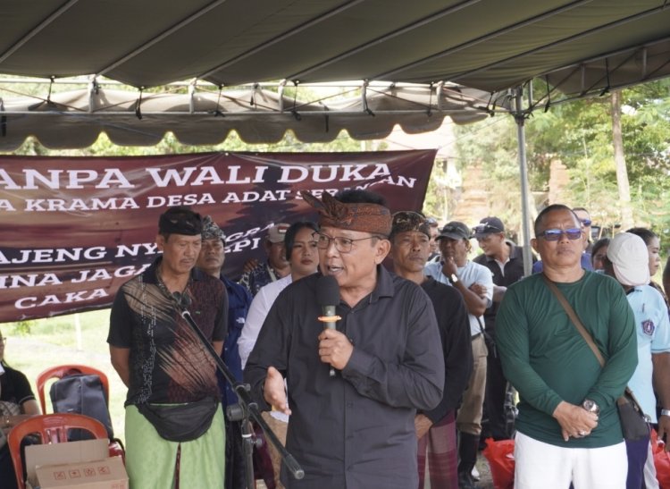 Serangan Metangi! LPD Bangkit, Desa Adat Serangan Berbagi Ratusan Paket Sembako